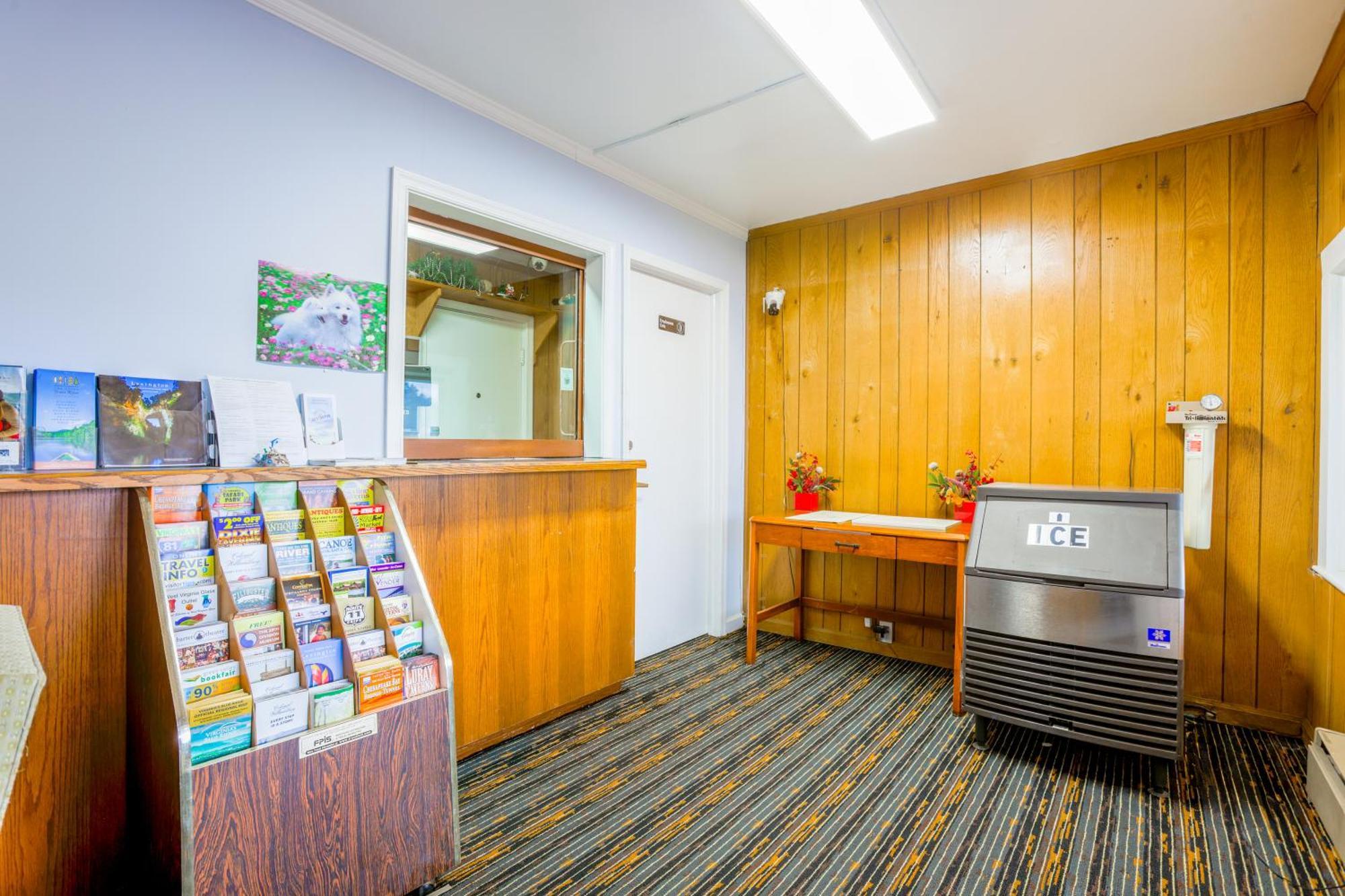 Relax Inn By Oyo Natural Bridge I-81 Екстер'єр фото